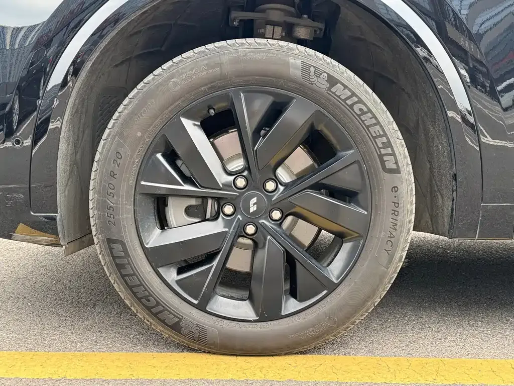 Li Auto L8 — фото 8