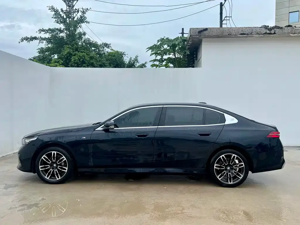 BMW 5 Series — фото 10