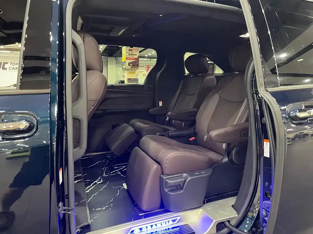 Toyota Granvia — фото 6
