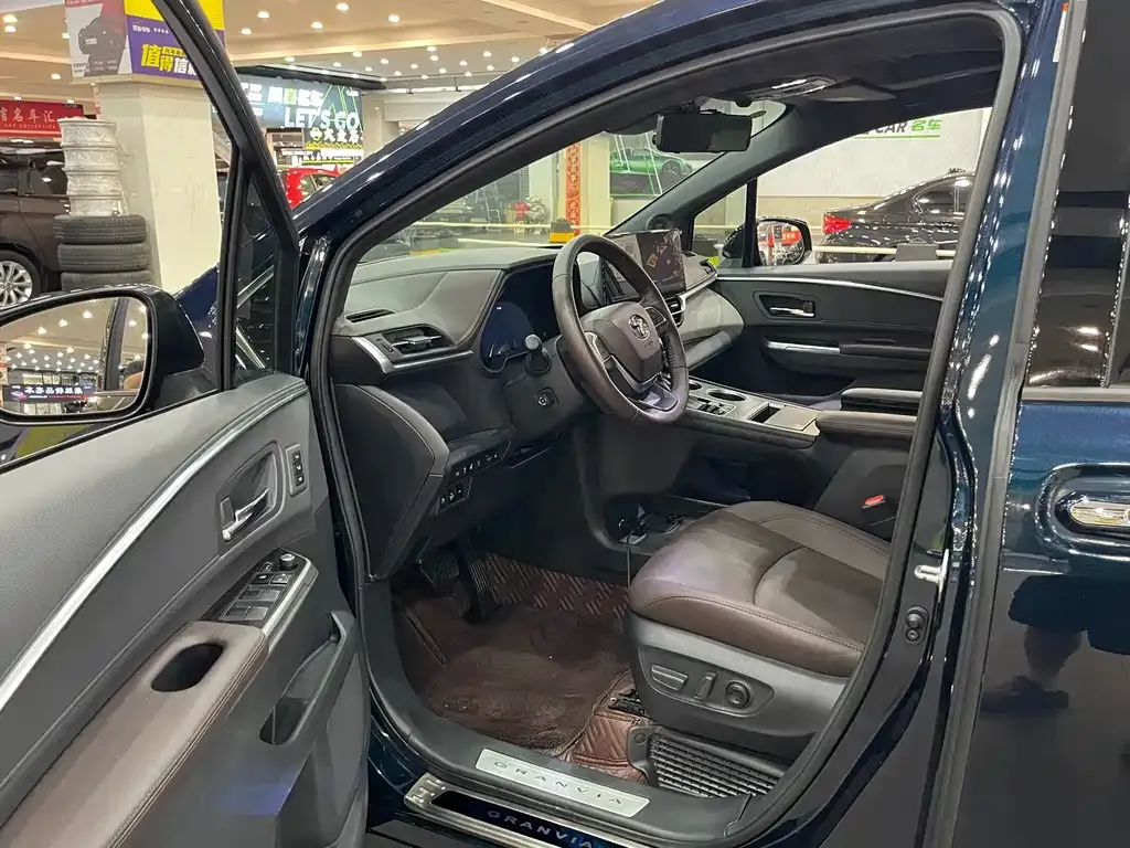 Toyota Granvia — фото 4