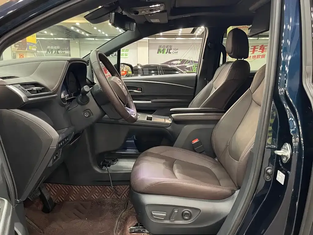 Toyota Granvia — фото 2
