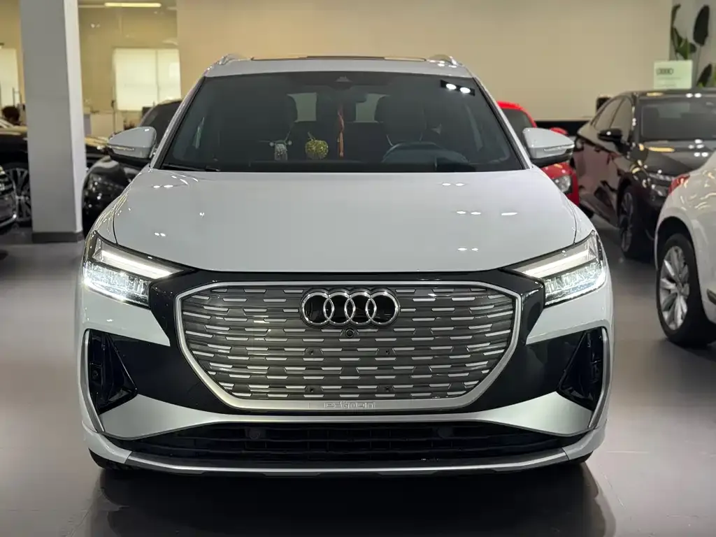 Audi Q4 e-tron — фото 3