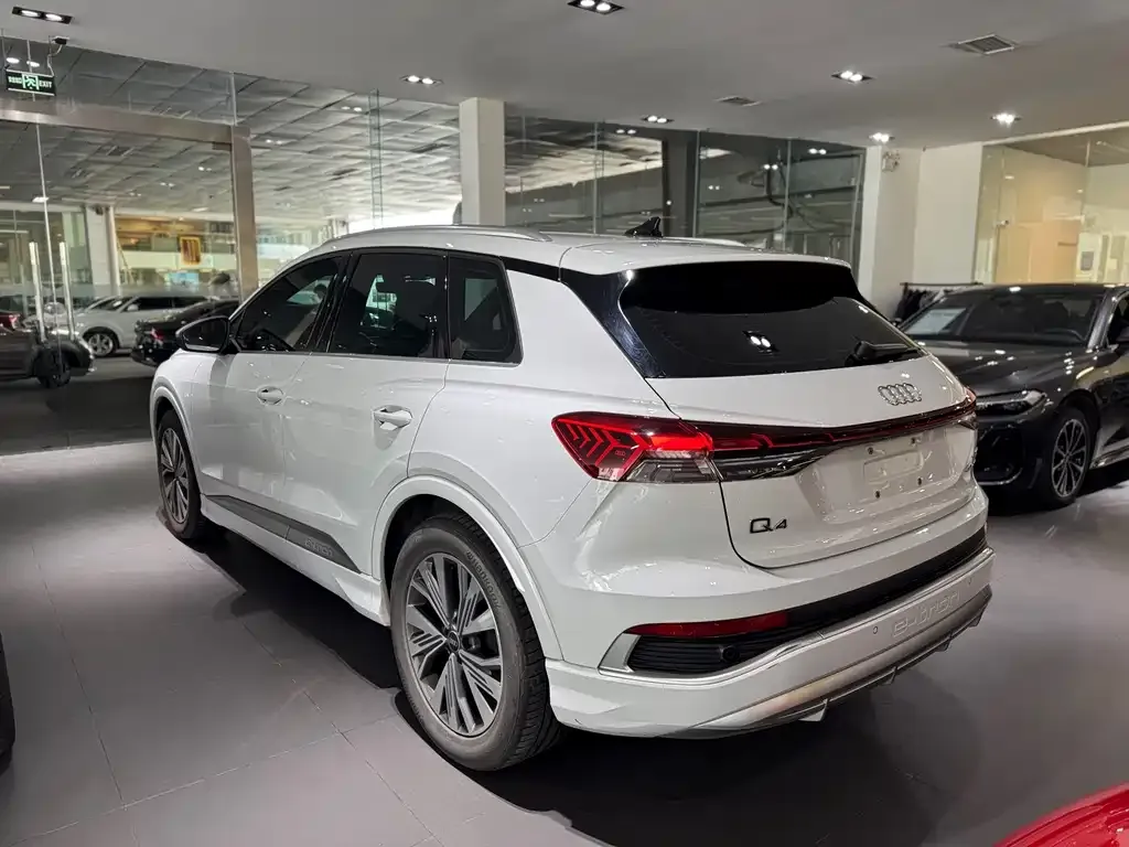 Audi Q4 e-tron — фото 2