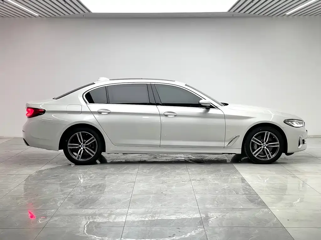 BMW 5 Series — фото 8