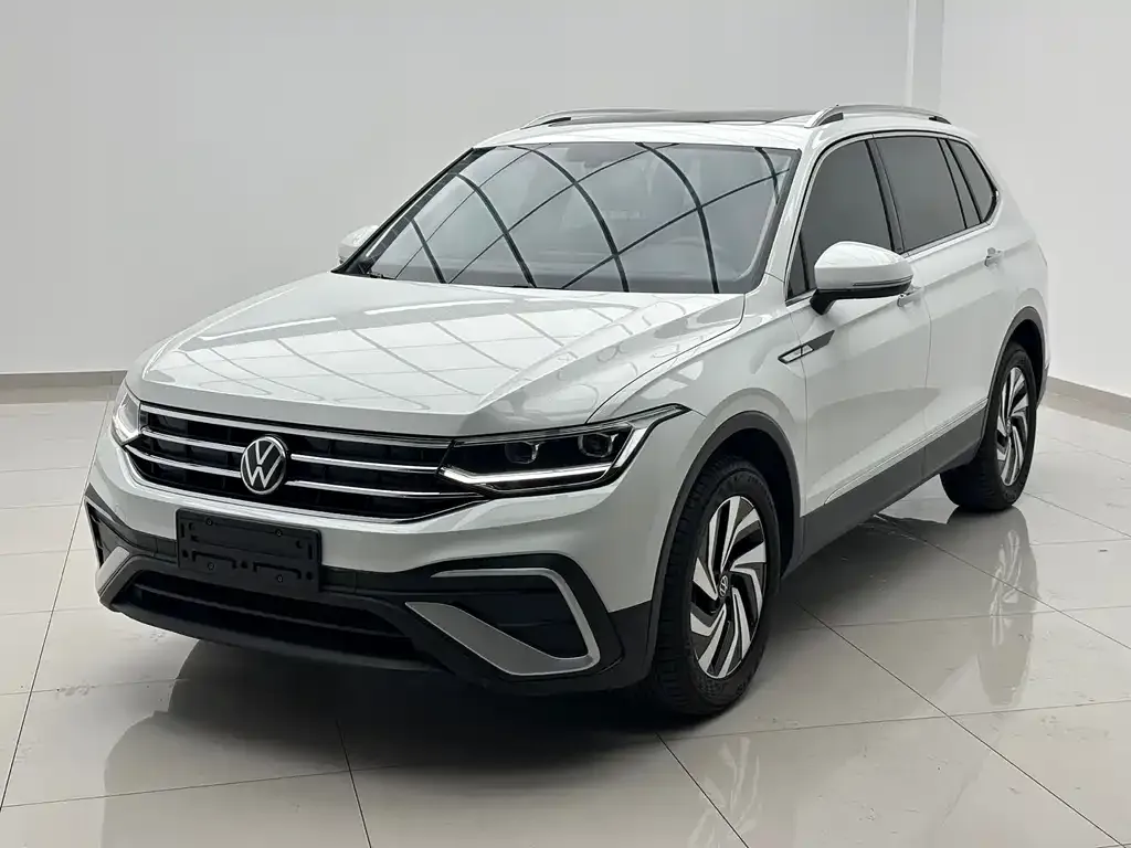 Volkswagen Tiguan L — фото 1