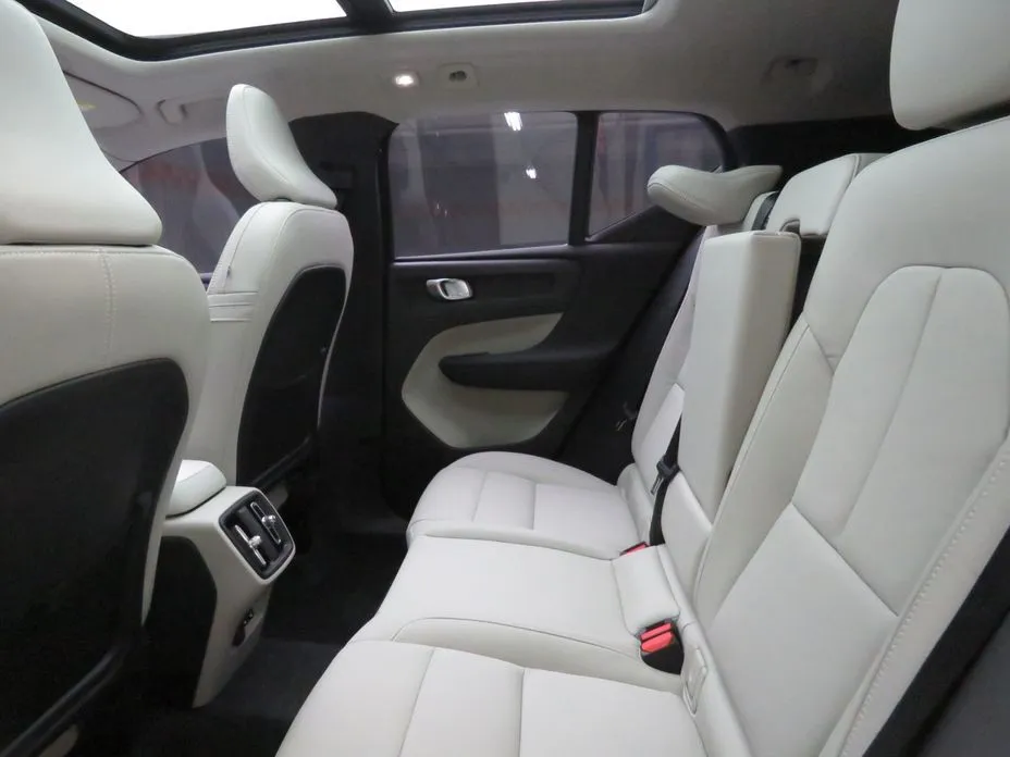 Volvo XC40 — фото 10