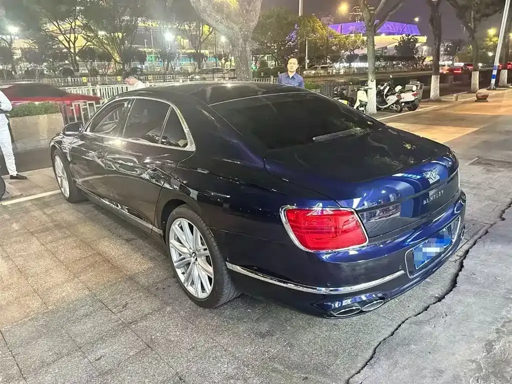 Bentley Flying Spur — фото 6