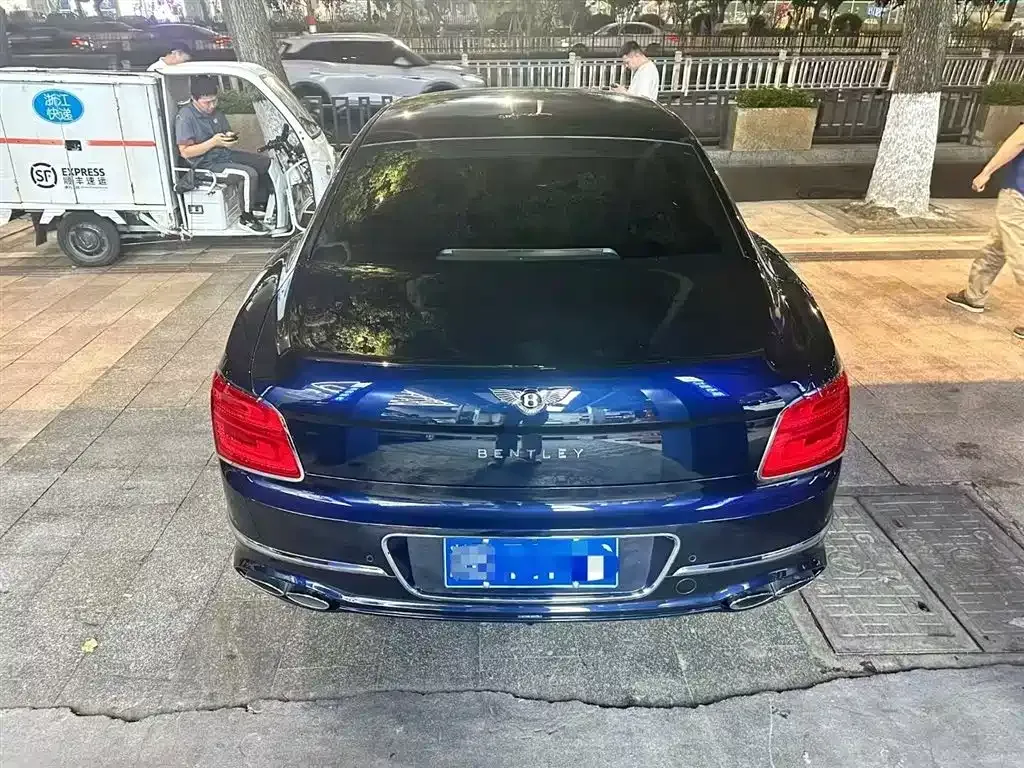 Bentley Flying Spur — фото 8