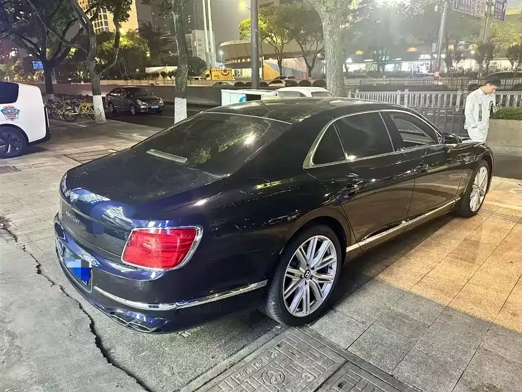 Bentley Flying Spur — фото 9