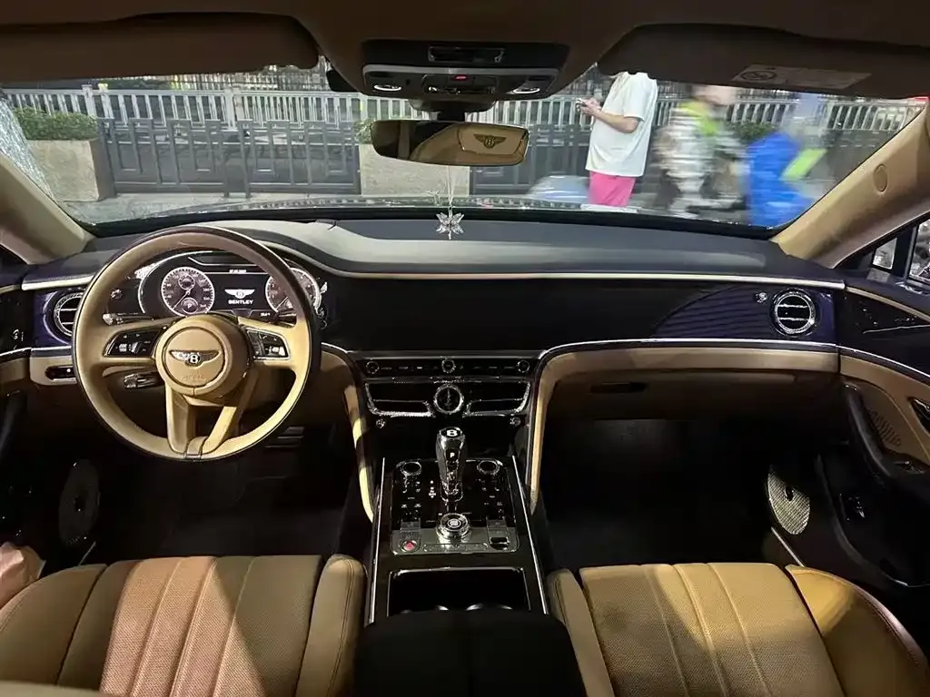 Bentley Flying Spur — фото 2