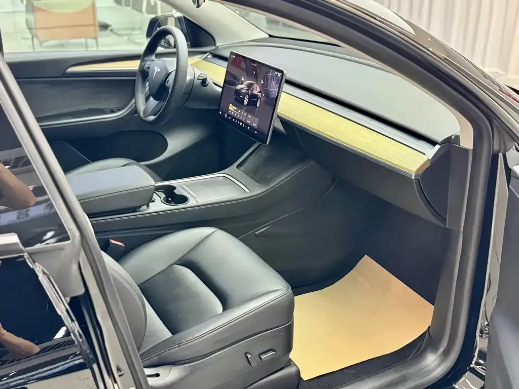 Tesla Model Y — фото 8