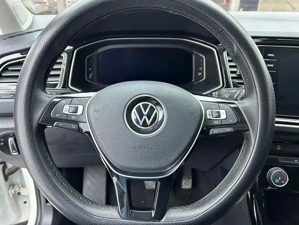 Volkswagen T-Roc — фото 7