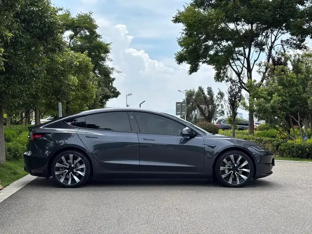 Tesla Model 3 — фото 10