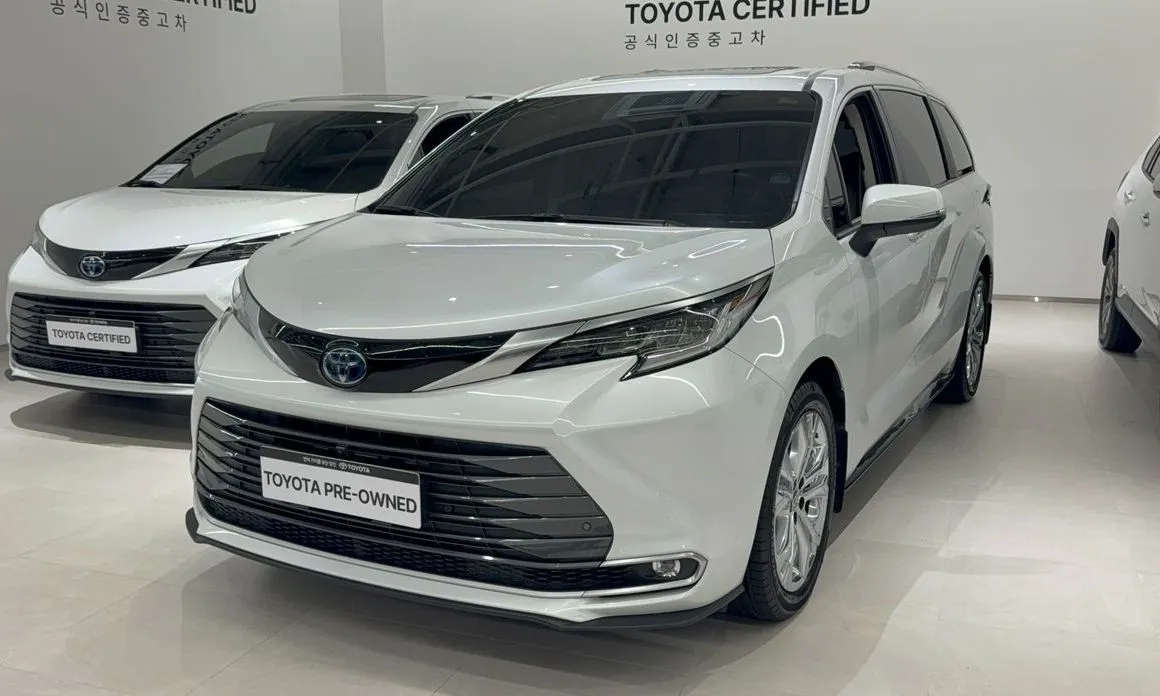 Toyota Sienna — фото 1