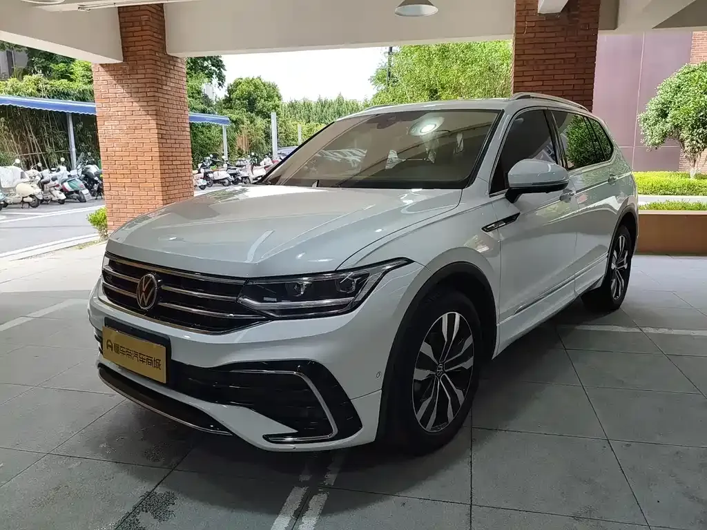 Volkswagen Tiguan L — фото 1