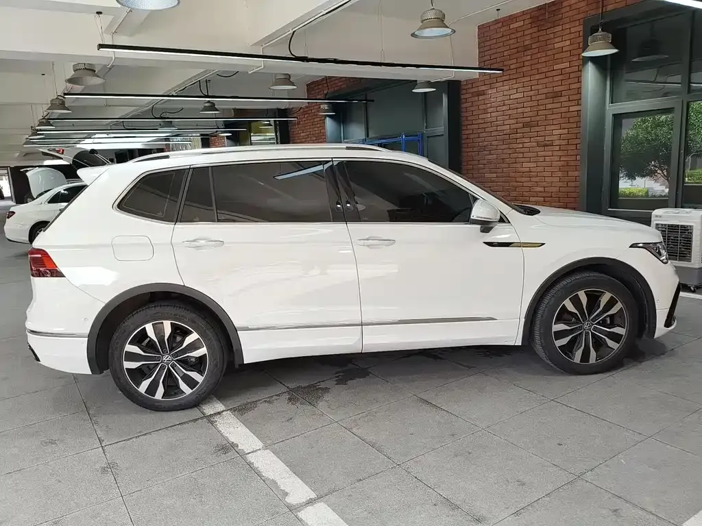 Volkswagen Tiguan L — фото 3