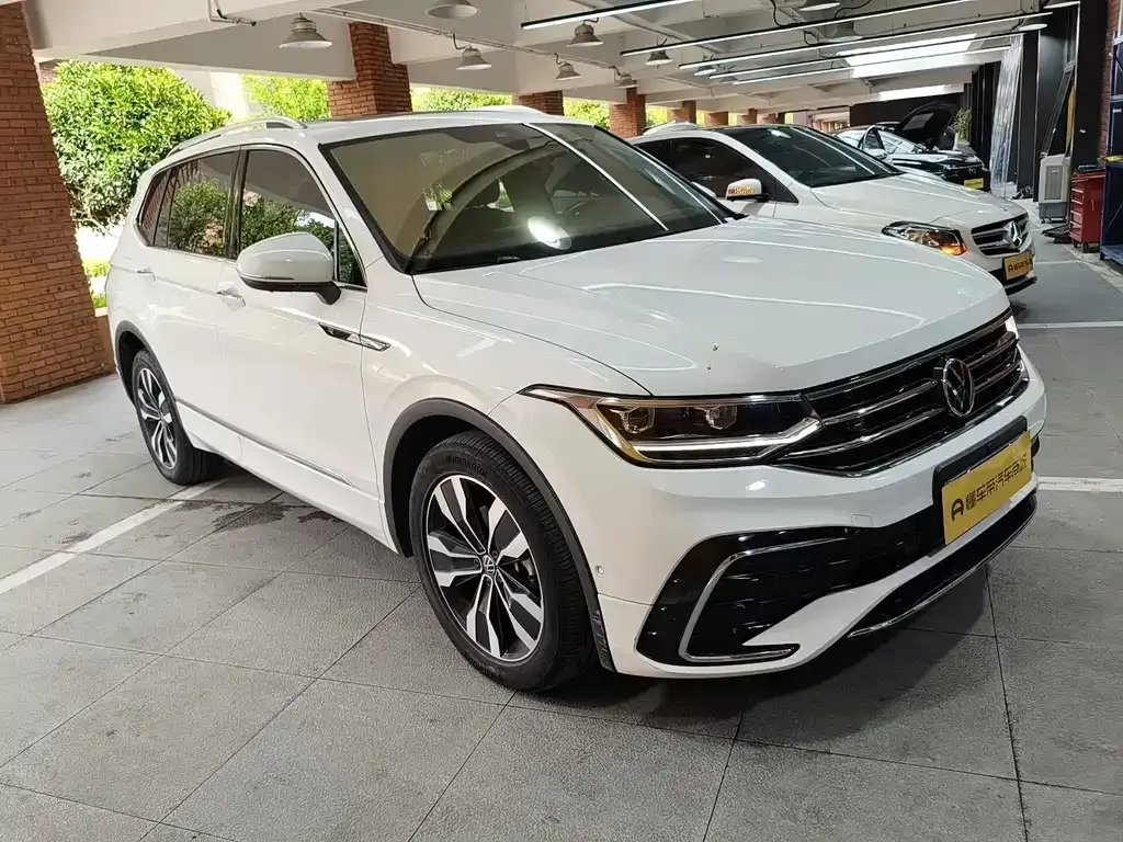 Volkswagen Tiguan L — фото 10