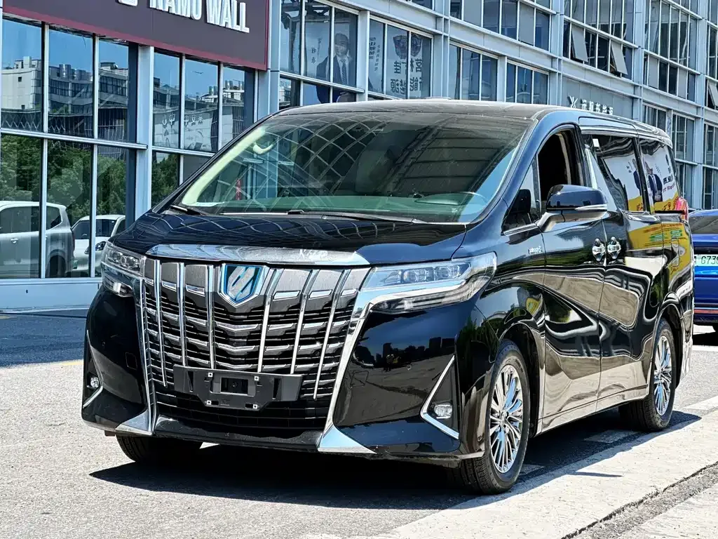 Toyota Alphard — фото 1