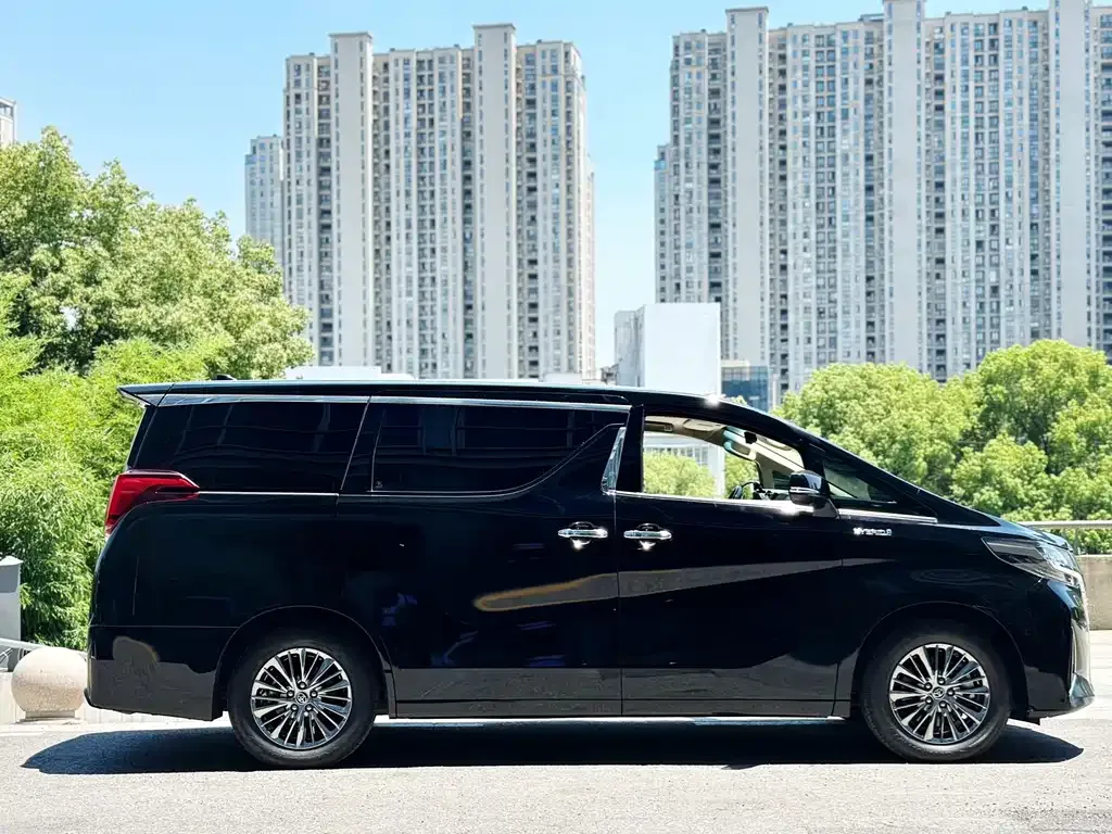 Toyota Alphard — фото 10