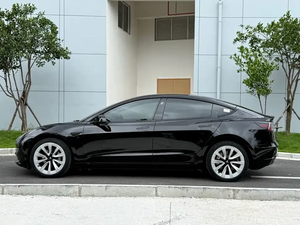 Tesla Model 3 — фото 9