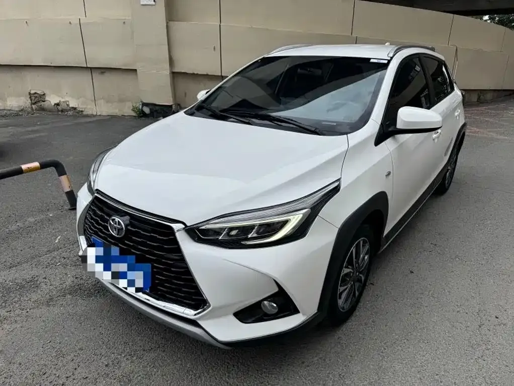 Toyota Yaris L — фото 1