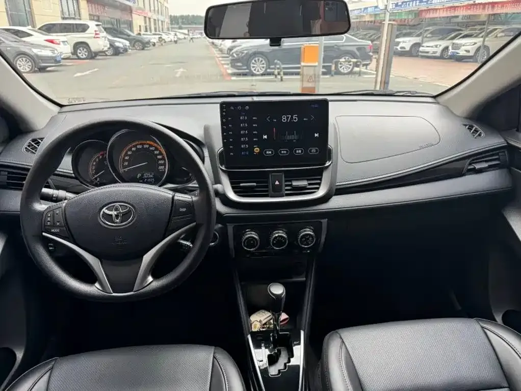 Toyota Yaris L — фото 9