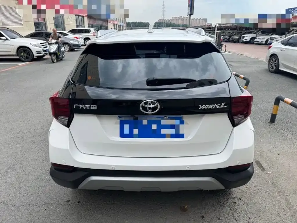 Toyota Yaris L — фото 3