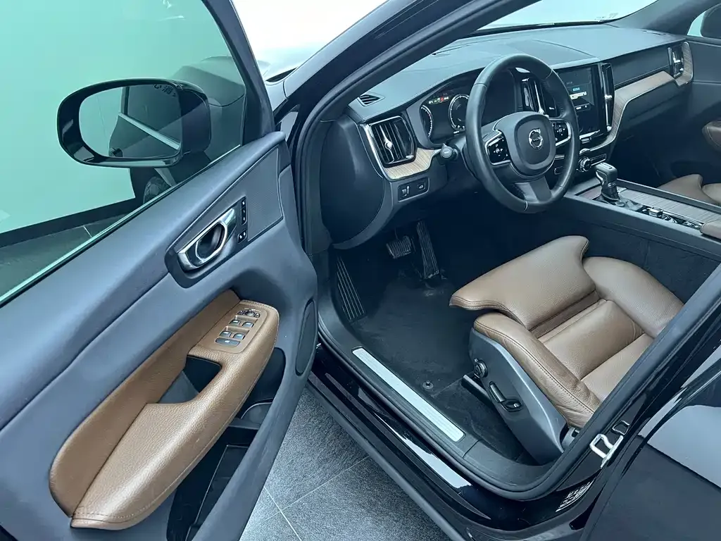 Volvo XC60 — фото 9