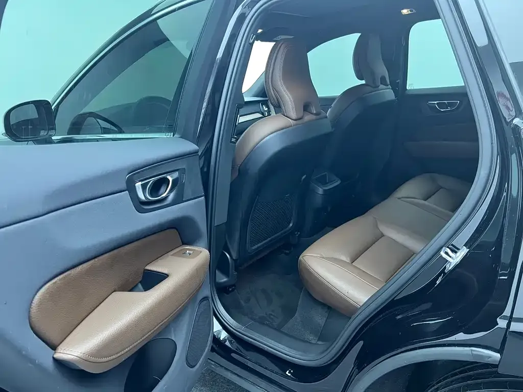 Volvo XC60 — фото 10