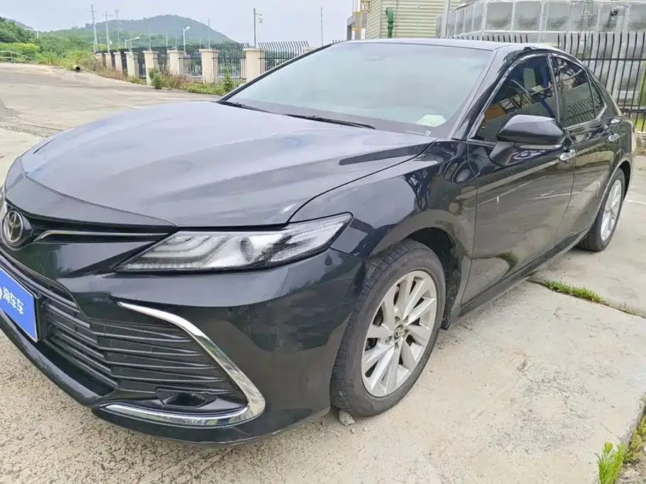 Toyota Camry — фото 1