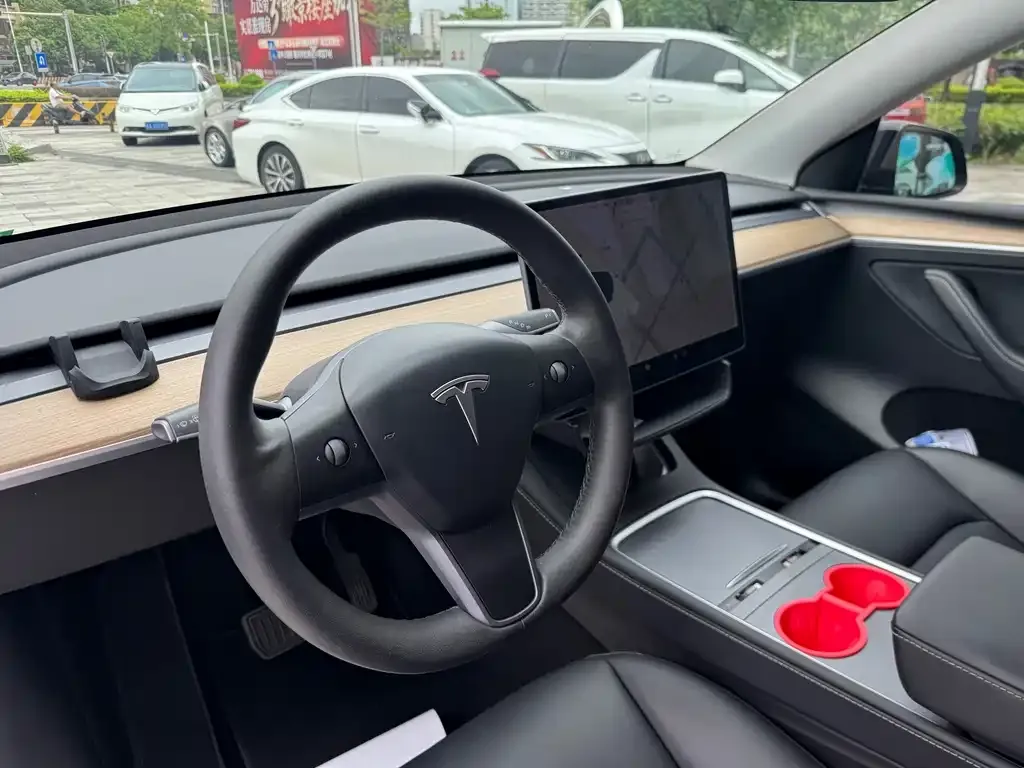 Tesla Model Y — фото 4