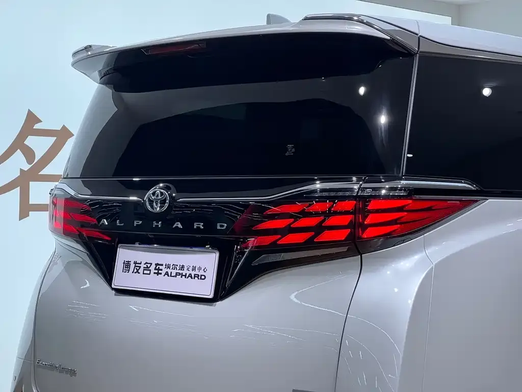 Toyota Alphard — фото 5