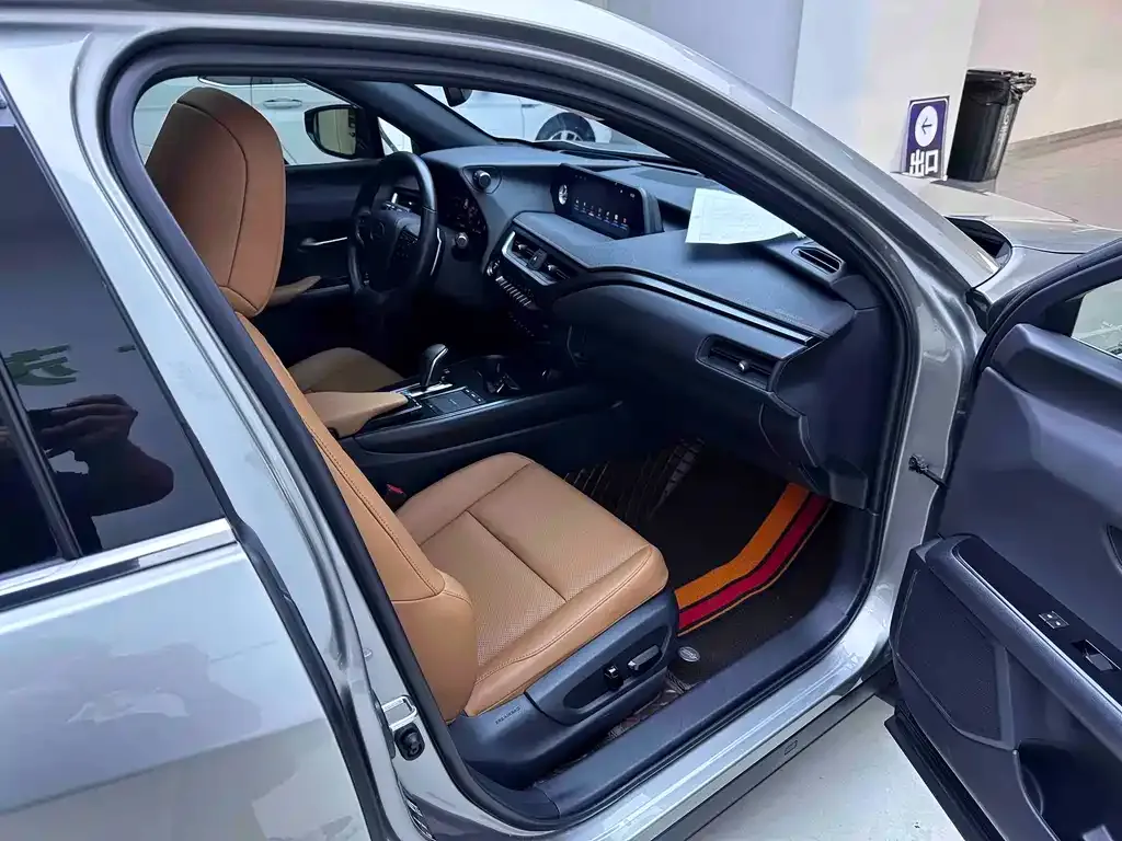 Lexus UX New Energy — фото 2