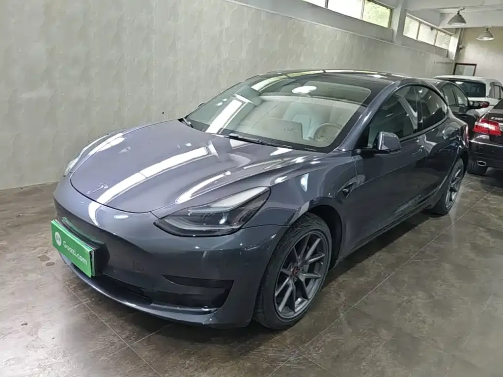 Tesla Model 3 — фото 1