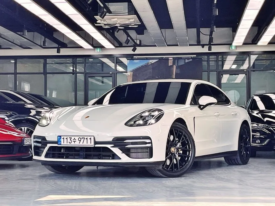 Porsche Panamera — фото 1