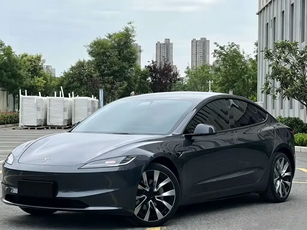 Tesla Model 3 — фото 1