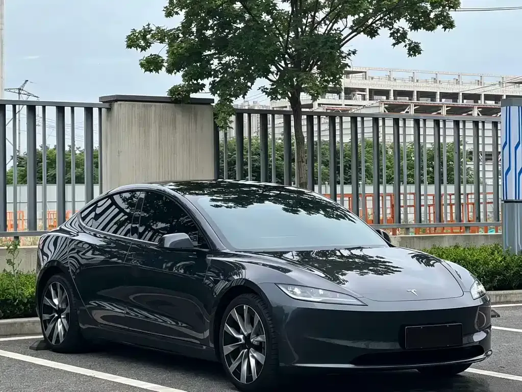 Tesla Model 3 — фото 10