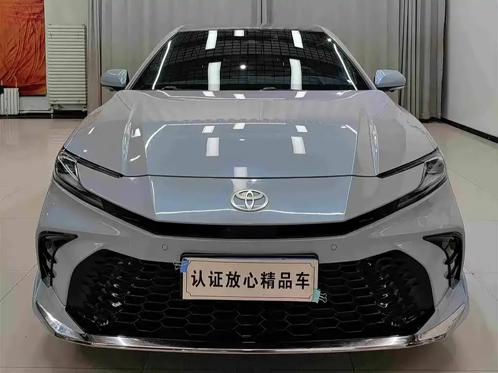 Toyota Camry — фото 1