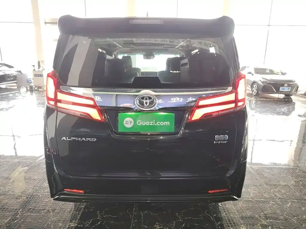 Toyota Alphard — фото 3