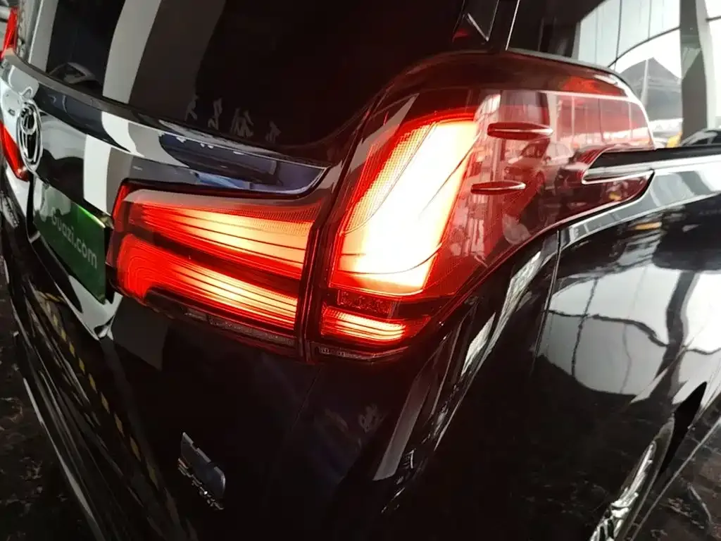 Toyota Alphard — фото 6