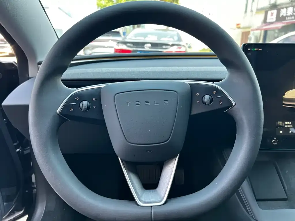 Tesla Model 3 — фото 3