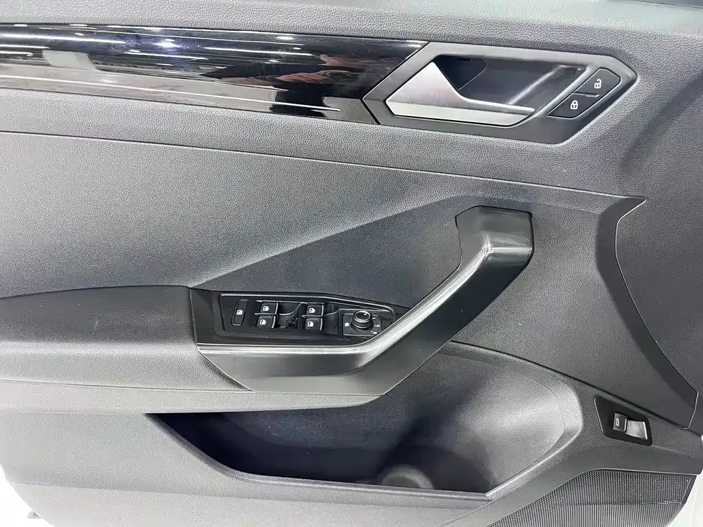Volkswagen T-Roc — фото 10
