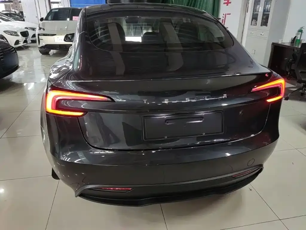 Tesla Model 3 — фото 10