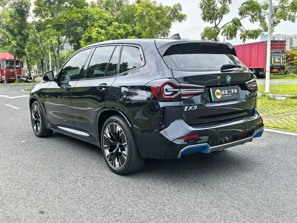BMW iX3 — фото 8