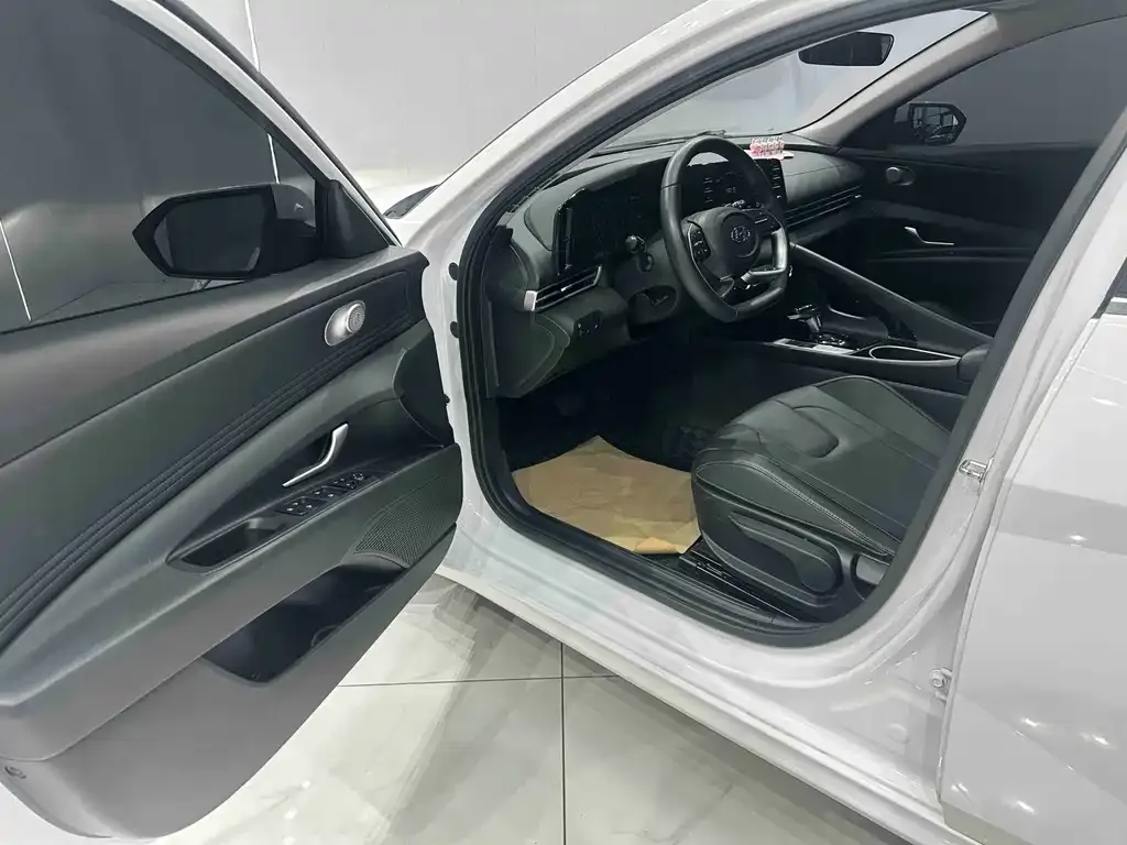 Hyundai Elantra — фото 9