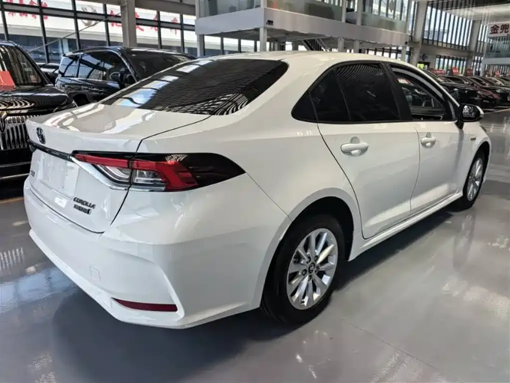 Toyota Corolla — фото 5