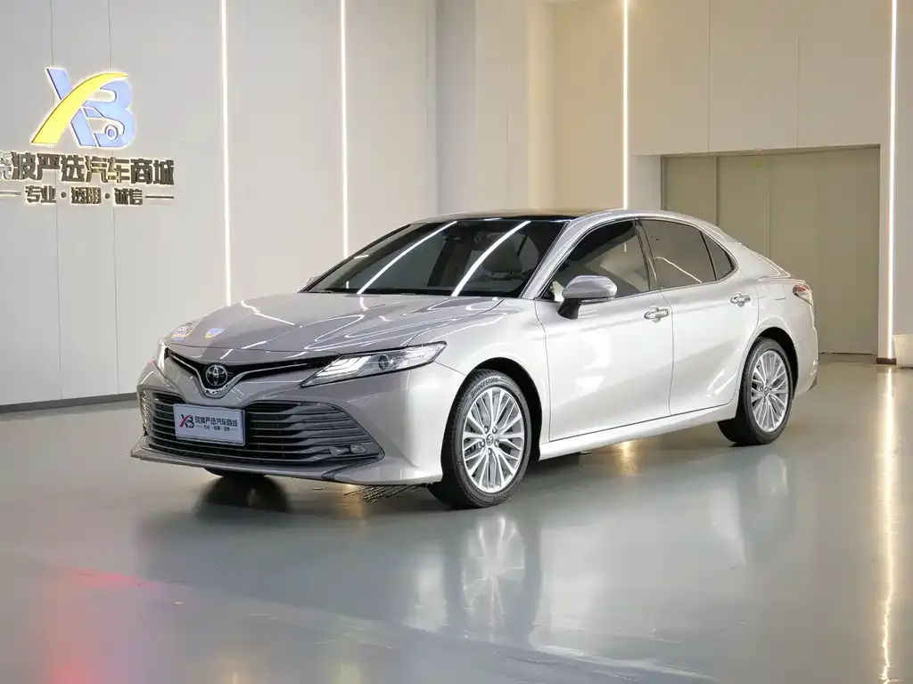 Toyota Camry — фото 1