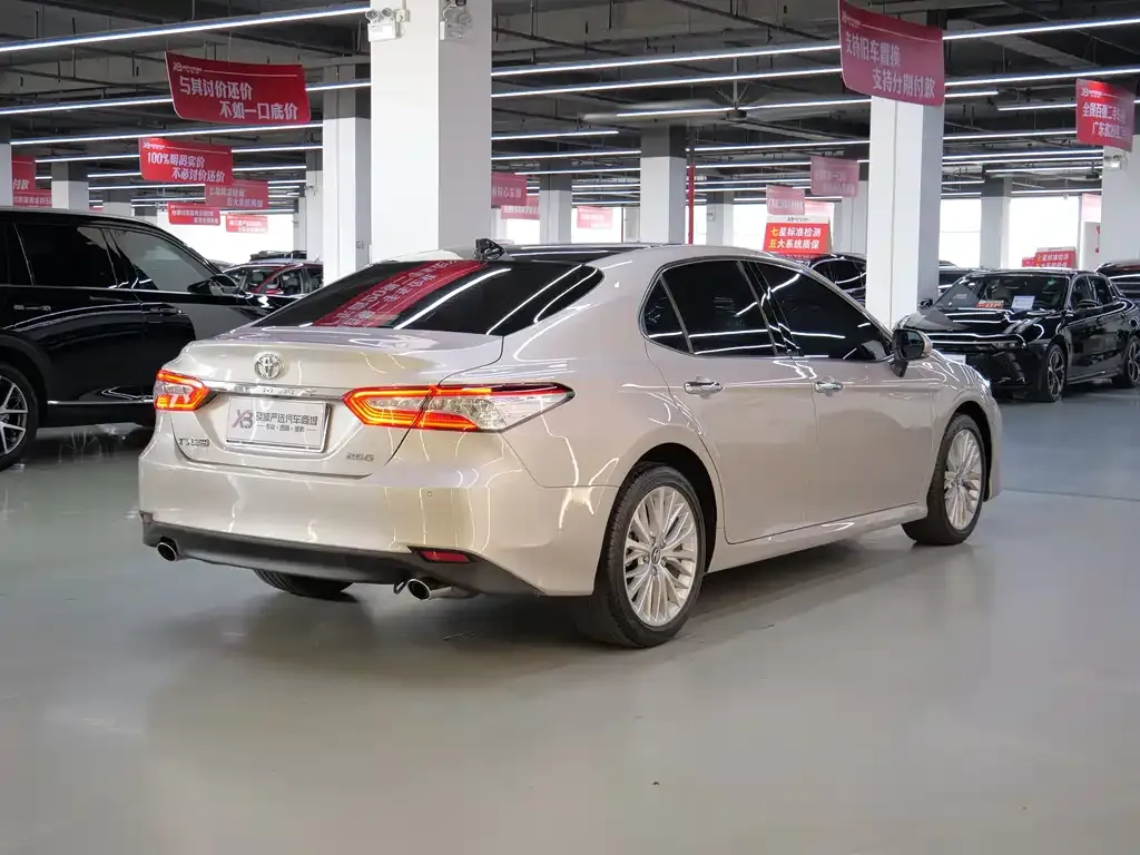 Toyota Camry — фото 10