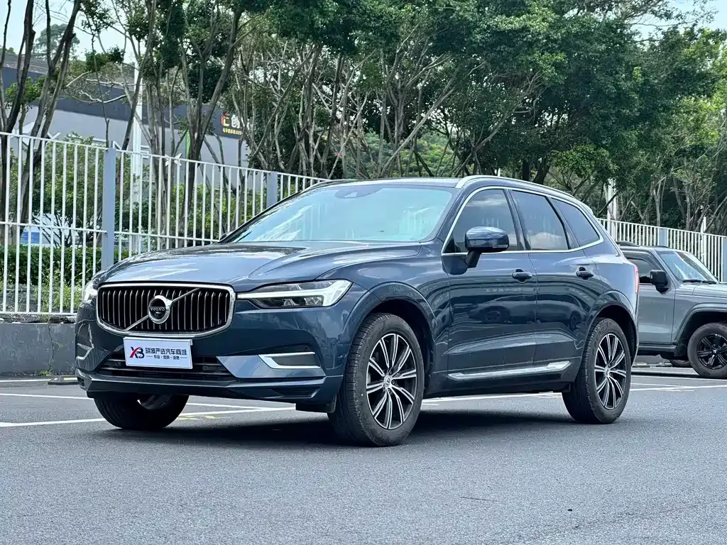 Volvo XC60 — фото 1