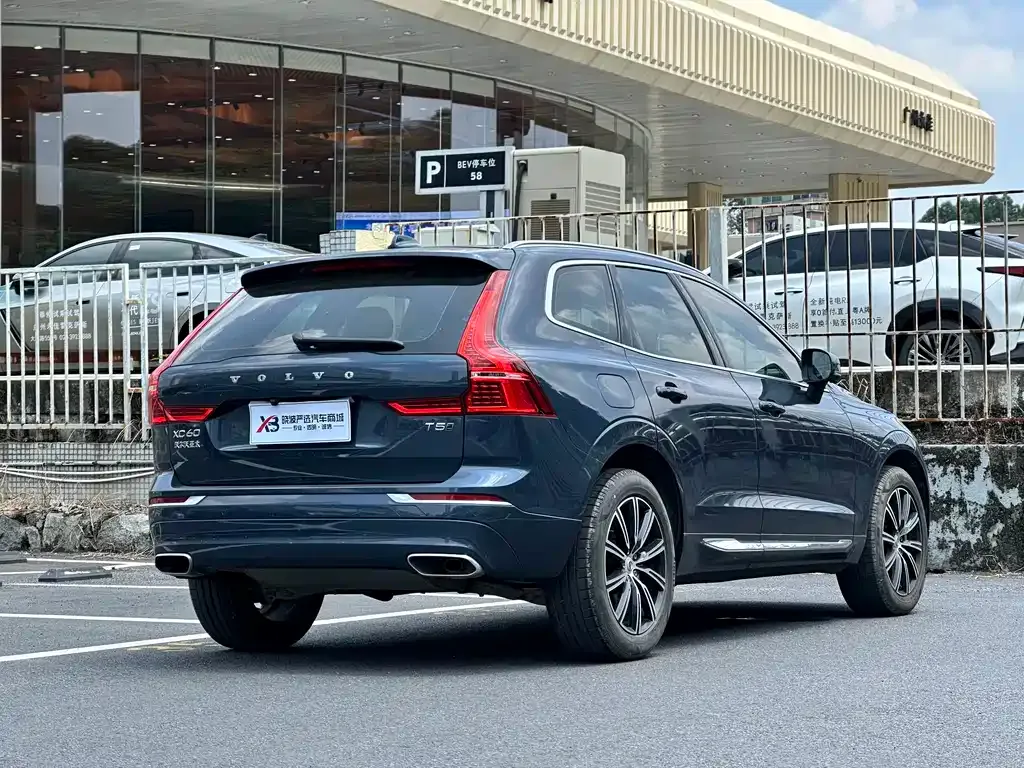 Volvo XC60 — фото 8